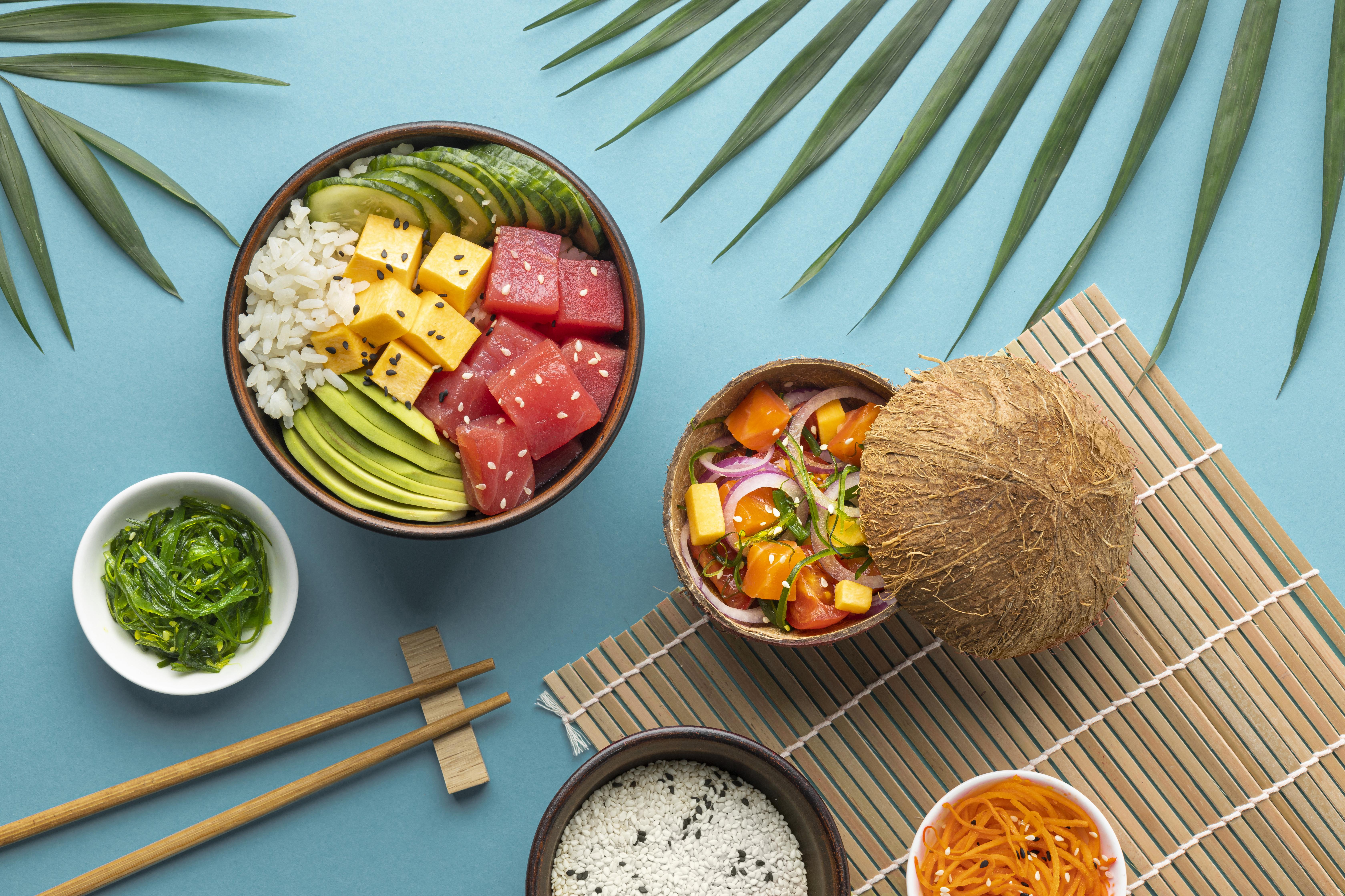 Un chef pr&eacute;parant un poke bowl